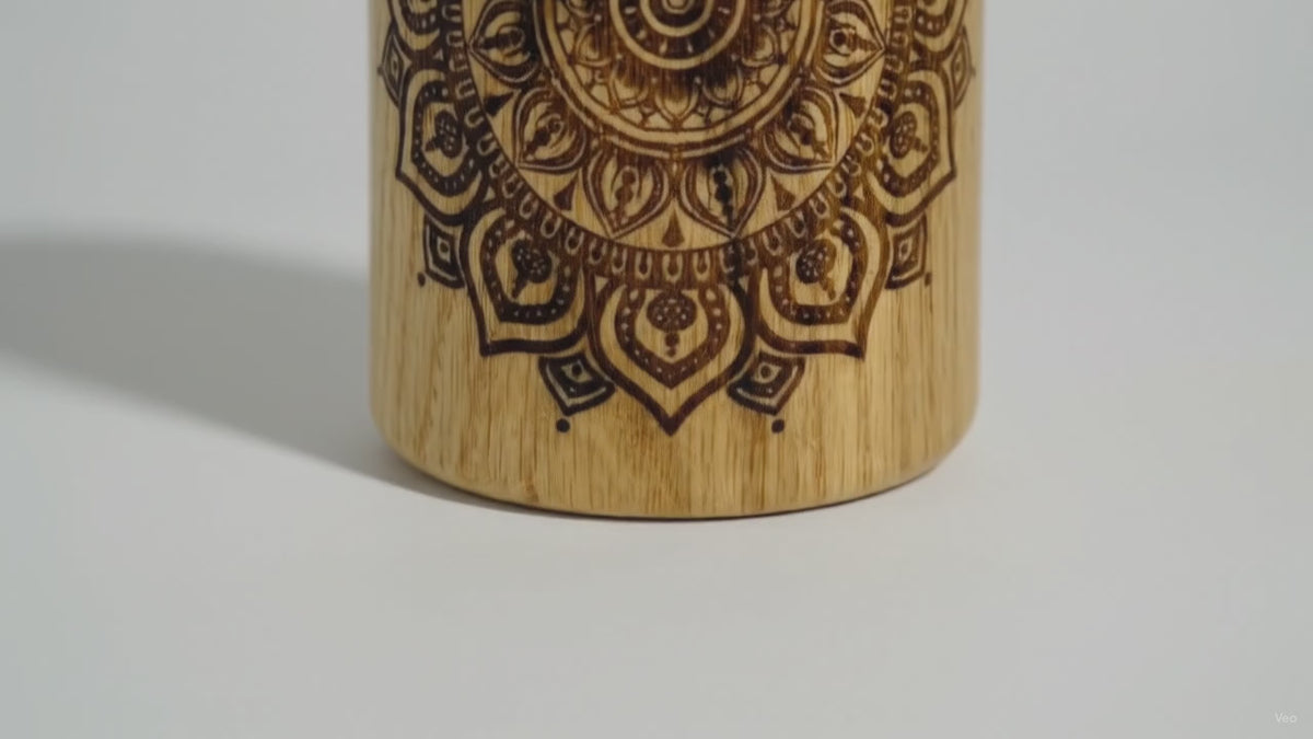 Gravierter Holz-Mate-Becher mit Glaseinsatz, rotes Muster